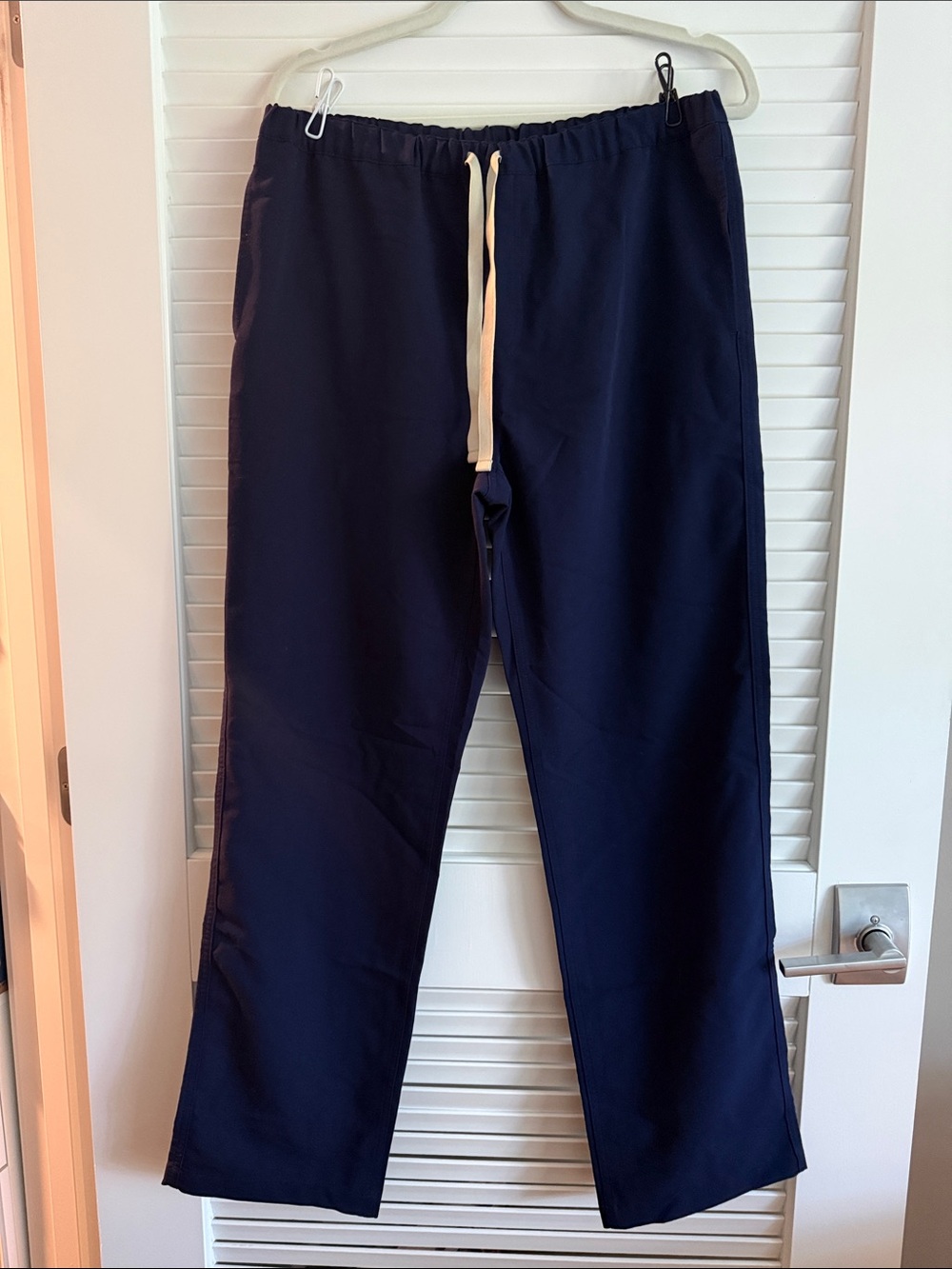 FIGS Mens Navy Scrub Set with Drawstring - Picture 3 of 6